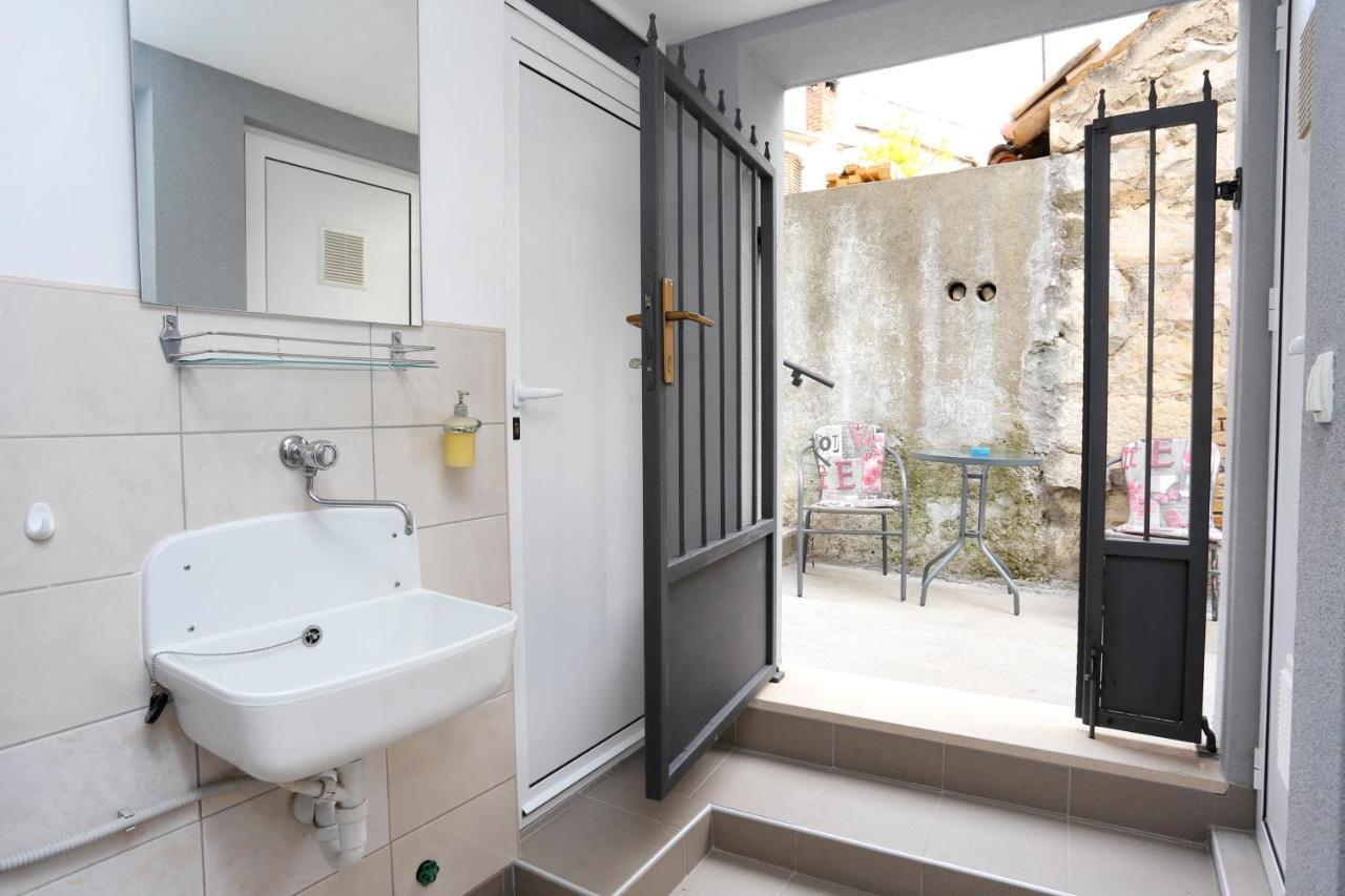 Apartments By The Sea Kastel Kambelovac, Kastela - 8679 Luaran gambar