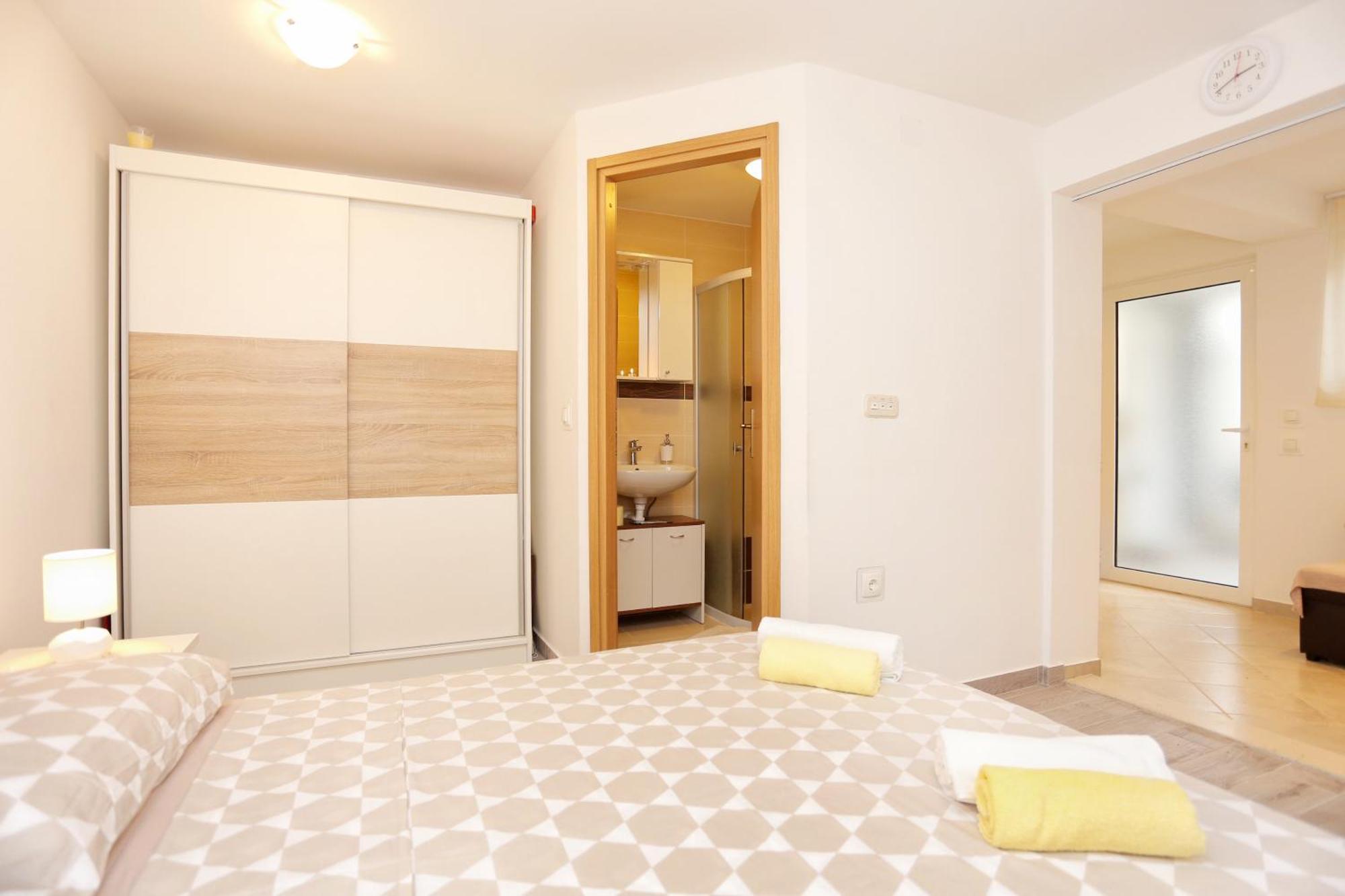 Apartments By The Sea Kastel Kambelovac, Kastela - 8679 Bilik gambar